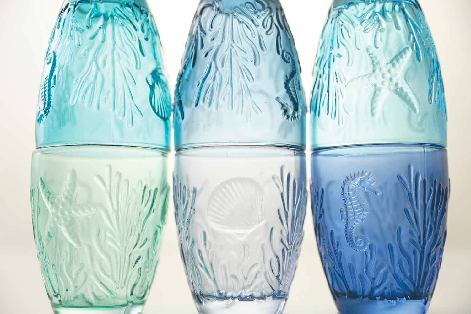 Versierde en glazen glazen servies voor water