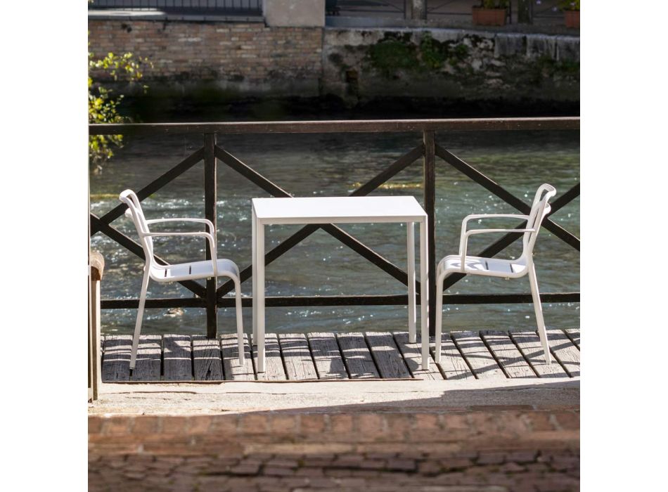 2 binnen- en buitenstoelen van 100% gerecycled aluminium