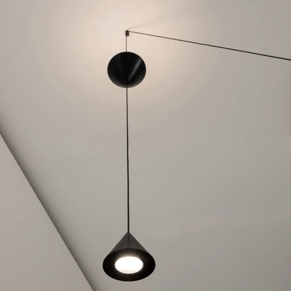 Wandlamp in zwart aluminium en minimalistisch design met dubbele kegel - Mercado Viadurini
