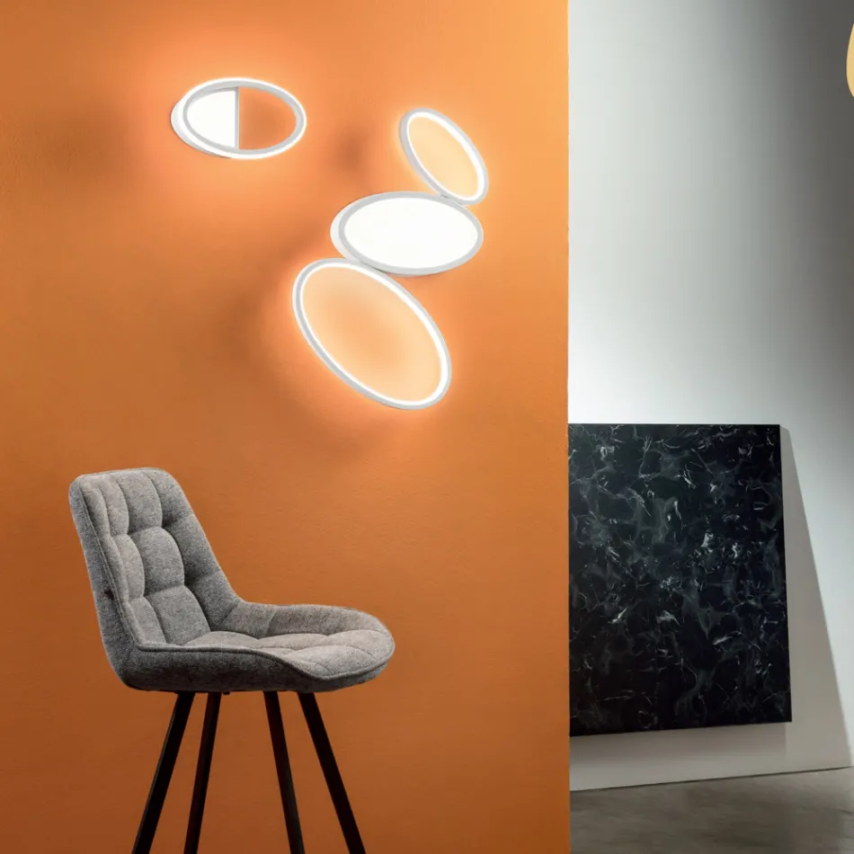 LED-wandlamp met structuur van wit of goudkleurig metaal - Raissa Viadurini
