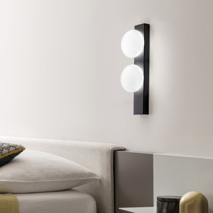 Wand- of plafondlamp van aluminium en wit geblazen glas - Alma Viadurini
