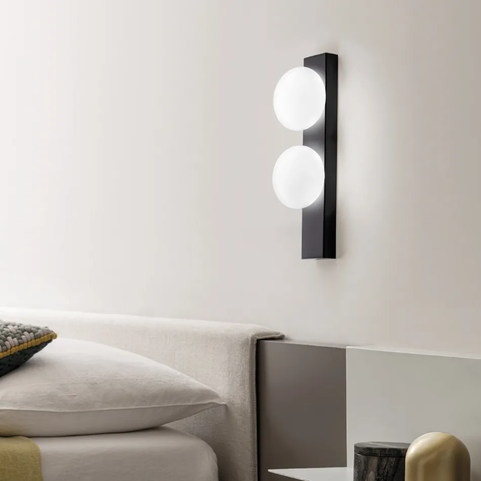 Wand- of plafondlamp van aluminium en wit geblazen glas - Alma Viadurini