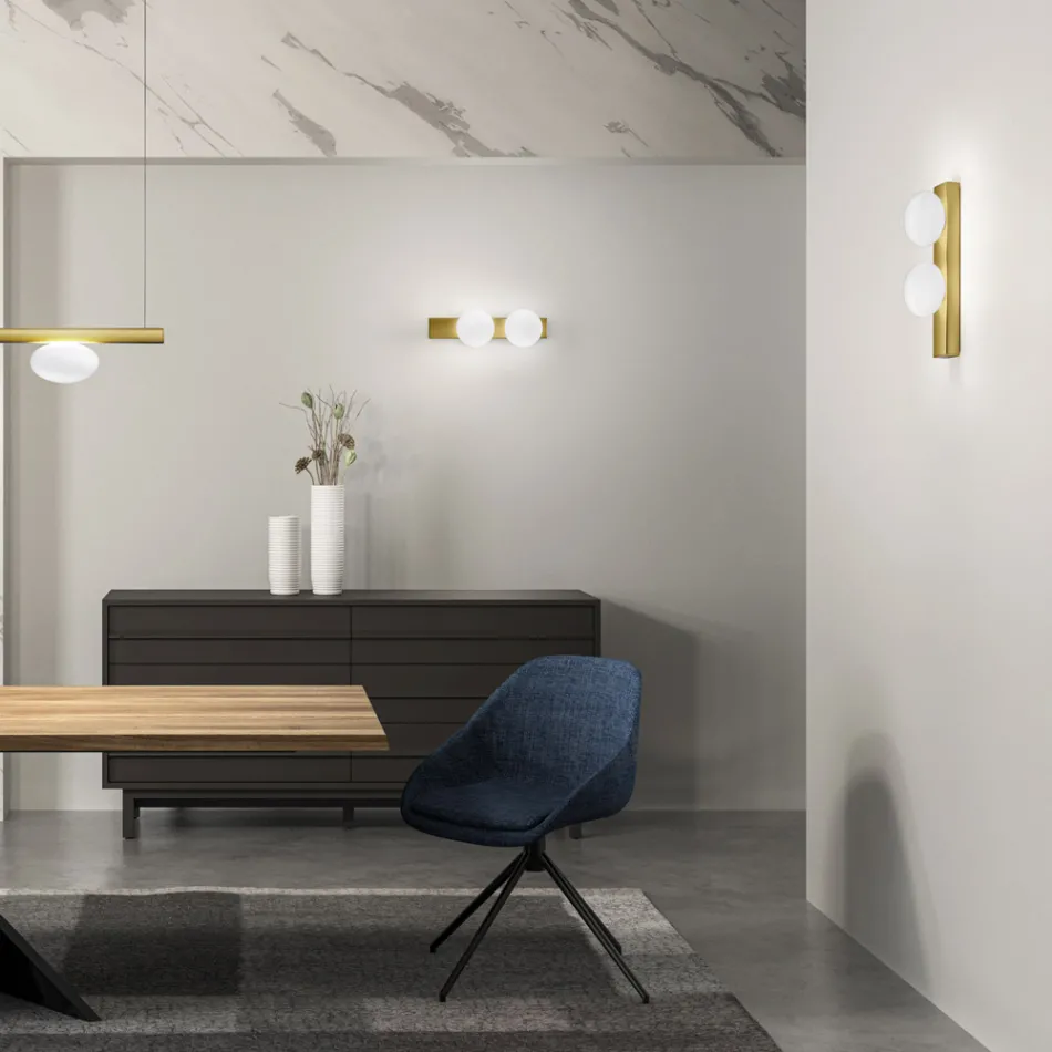 Wand- of plafondlamp van aluminium en wit geblazen glas - Alma Viadurini