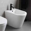 Salice vrijstaande bidet met één spoelgat, uitgevoerd in wit keramiek met een elegant modern design.