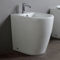 Eengats bidet met verplaatsbare afvoer in keramiek met een modern design - Oleandro 
