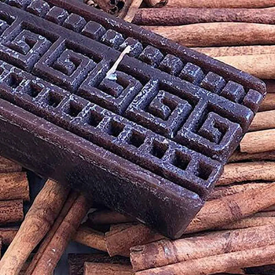 Ambachtelijke rechthoekige kaneelgeurkaars gemaakt in Italië - Alissa Viadurini