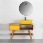 Gele badkamermeubelsamenstelling met gekleurde accessoires - Sylviane Viadurini