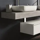 Betonnen kleur en matwitte badkamersamenstelling met wastafel, spiegel en voet - Palom Viadurini