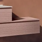 Badkameropstelling met poederroze lades, wastafel en spiegel - Elios Viadurini