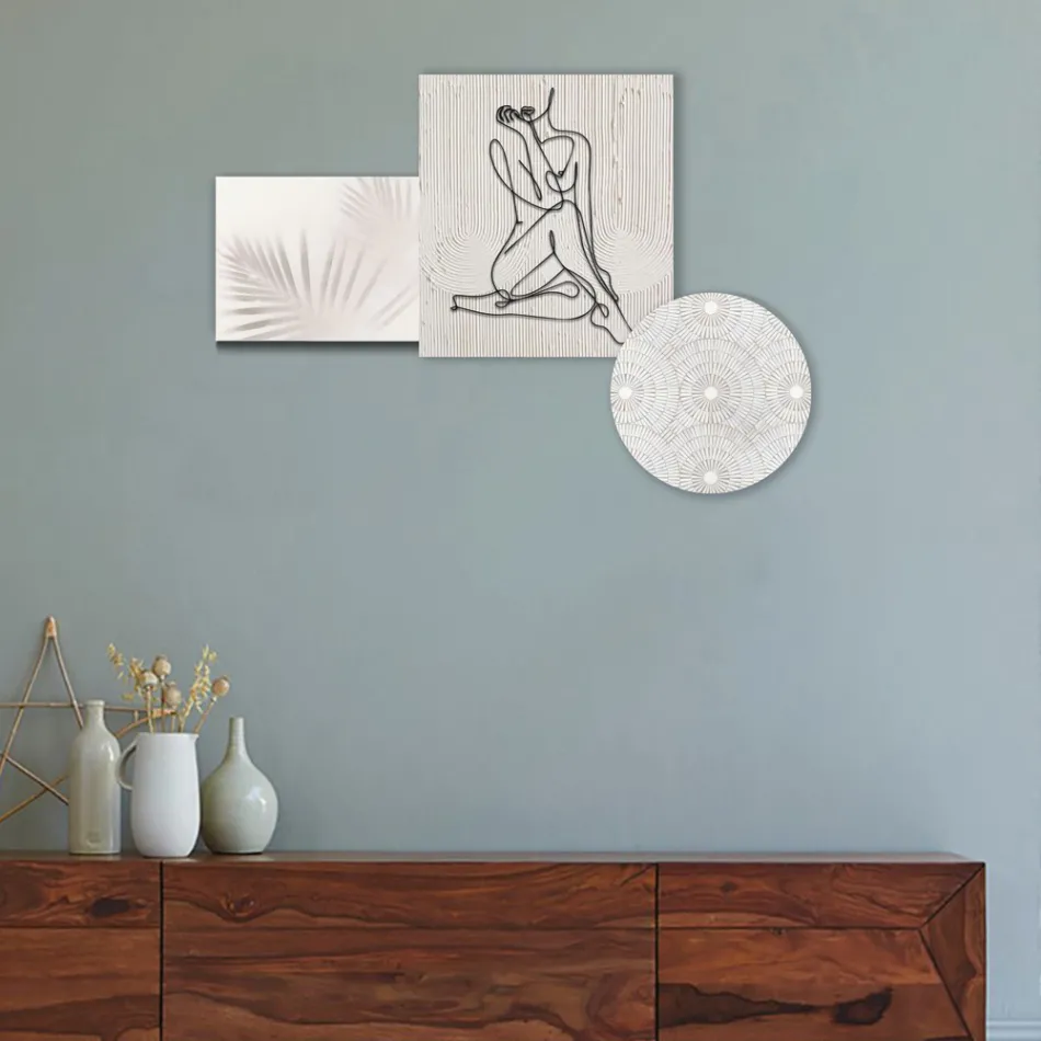 Samenstelling van 3 panelen met de stilering van een vrouw Made in Italy - Kaori Viadurini