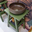 Samenstelling van een badkamerkast met groene vloer en geëmailleerde accessoires - Maryse Viadurini