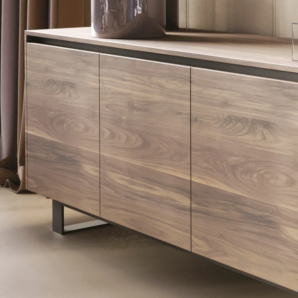 Hoog houten dressoir met metalen onderstel Made in Italy - Berta Viadurini