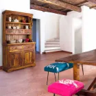 Hoog dressoir in klassieke stijl met structuur van massief acaciahout - umami Viadurini