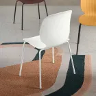 Twee stoelen van polypropyleen en gelakt metaal in diverse kleuren - Dorica Viadurini