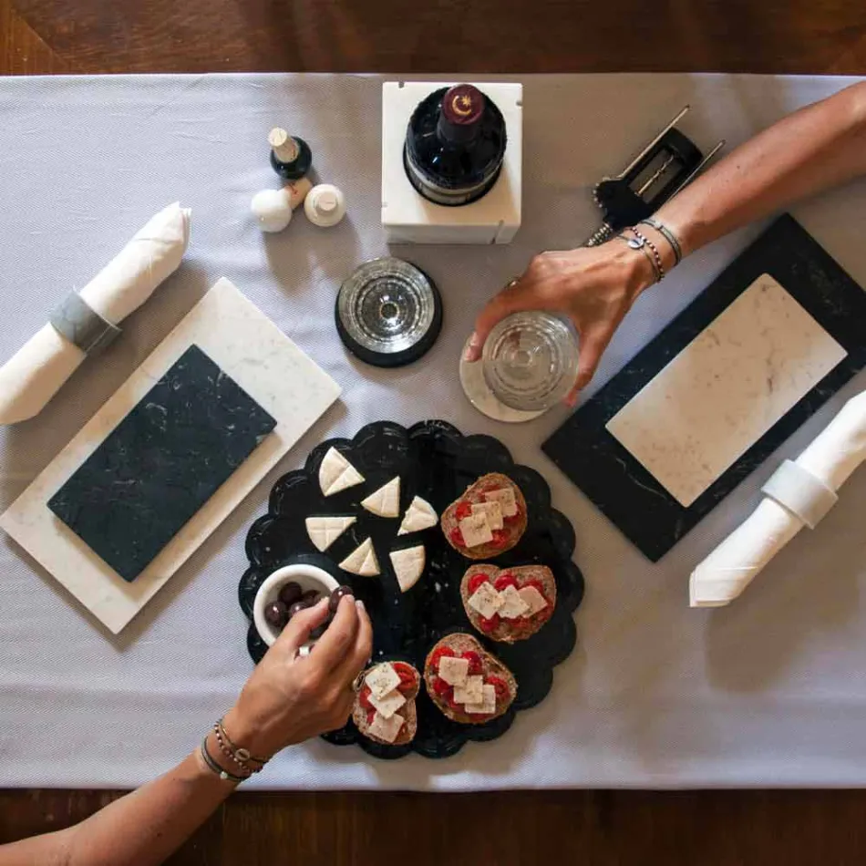 Twee onderzetters in wit en grijs marmer met kurk gemaakt in Italië - Jessa Viadurini