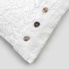 Witte vierkante kussenhoes met Italiaans luxe kant en knopen - logo's Viadurini