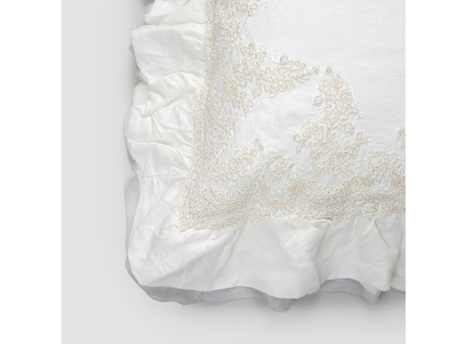 Vierkante kussensloop van wit linnen met decoratief kant aan de randen en volants - Priscilla Viadurini