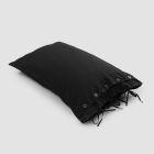 Rechthoekig bedkussensloop van wit of zwart linnen met knopen en veters - Agora Viadurini
