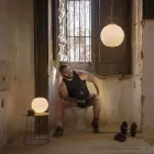 Moderne tafellamp in wit satijnglas en metaal - Morse Viadurini