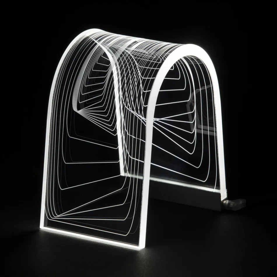 Transparante acrylkristallen tafellamp met gegraveerde decoratie - Bertella Viadurini