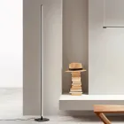 Vloerlamp van zwart geverfd metaal met led-licht - oranje Viadurini