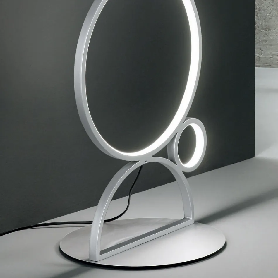 Moderne LED-vloerlamp in goud of zilver gelakt metaal - Punto Viadurini