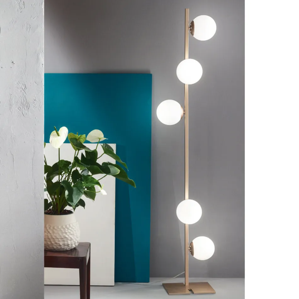 Moderne vloerlamp van zwart of goudkleurig metaal en geblazen glas - Birga Viadurini