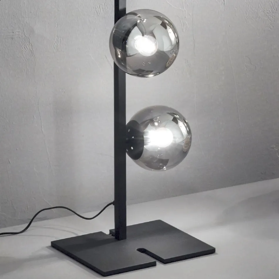 Moderne vloerlamp van zwart of goudkleurig metaal en geblazen glas - Birga Viadurini