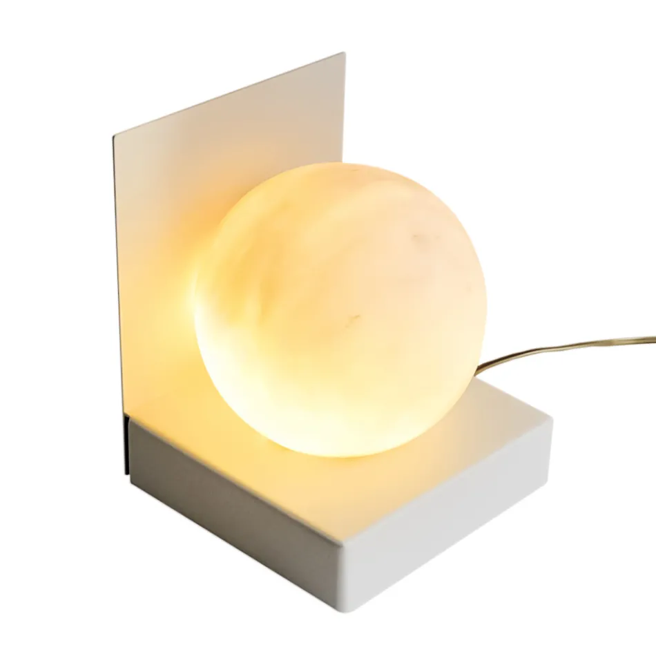Metalen lamp met witte bol in satijnmarmer Made in Italy - Issei Viadurini