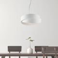 Nebula: Een lamp en metalen armatuur, perfect om stijlvol te decoreren.