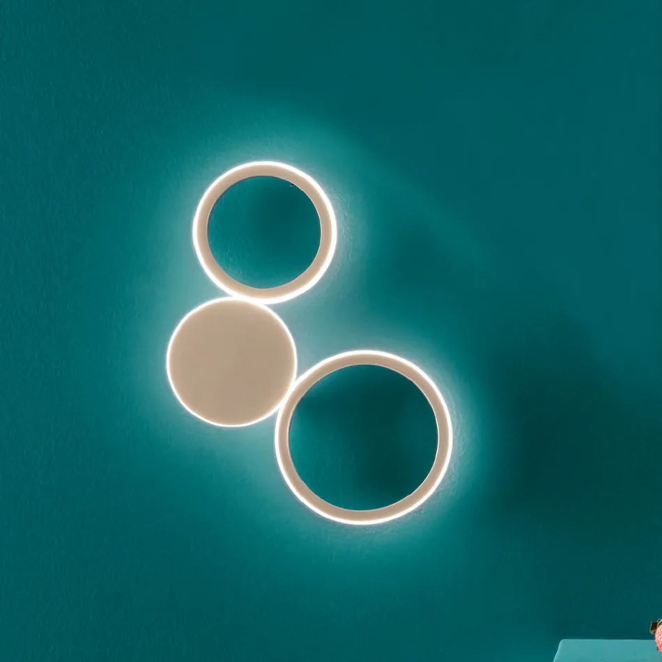 Moderne LED-wandlamp met goudgelakte metalen structuur - Punto Viadurini