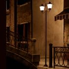 Buitenlantaarnpaal met 2 lampen in wit glas, koper en messing - Venetië van Il Fanale Viadurini