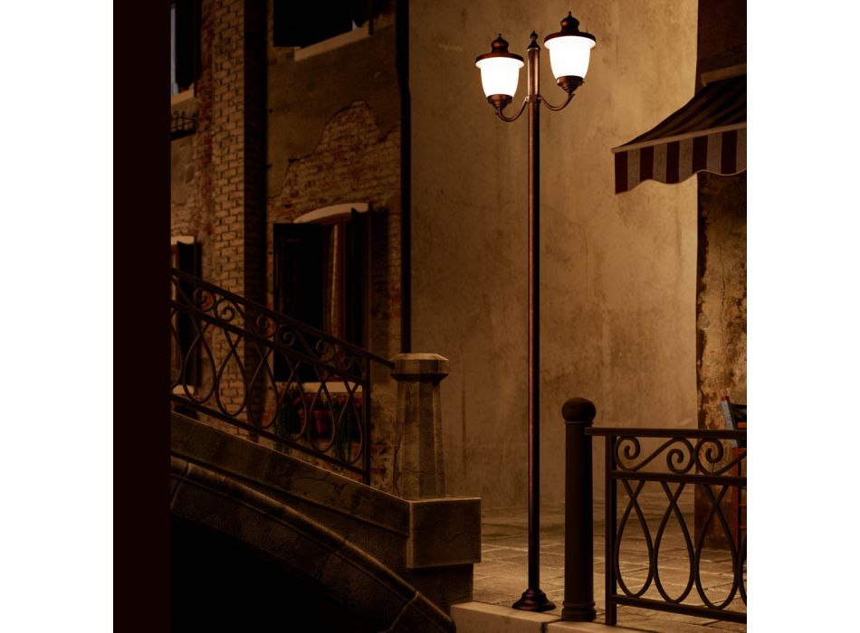 Buitenlantaarnpaal met 2 lampen in wit glas, koper en messing - Venetië van Il Fanale Viadurini