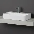 Aster vierkante wastafel voor op het aanrecht, uitgevoerd in wit keramiek met kraangat. Viadurini