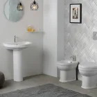 Witte keramische wastafel op voetstuk met een elegant modern design - Silica Viadurini