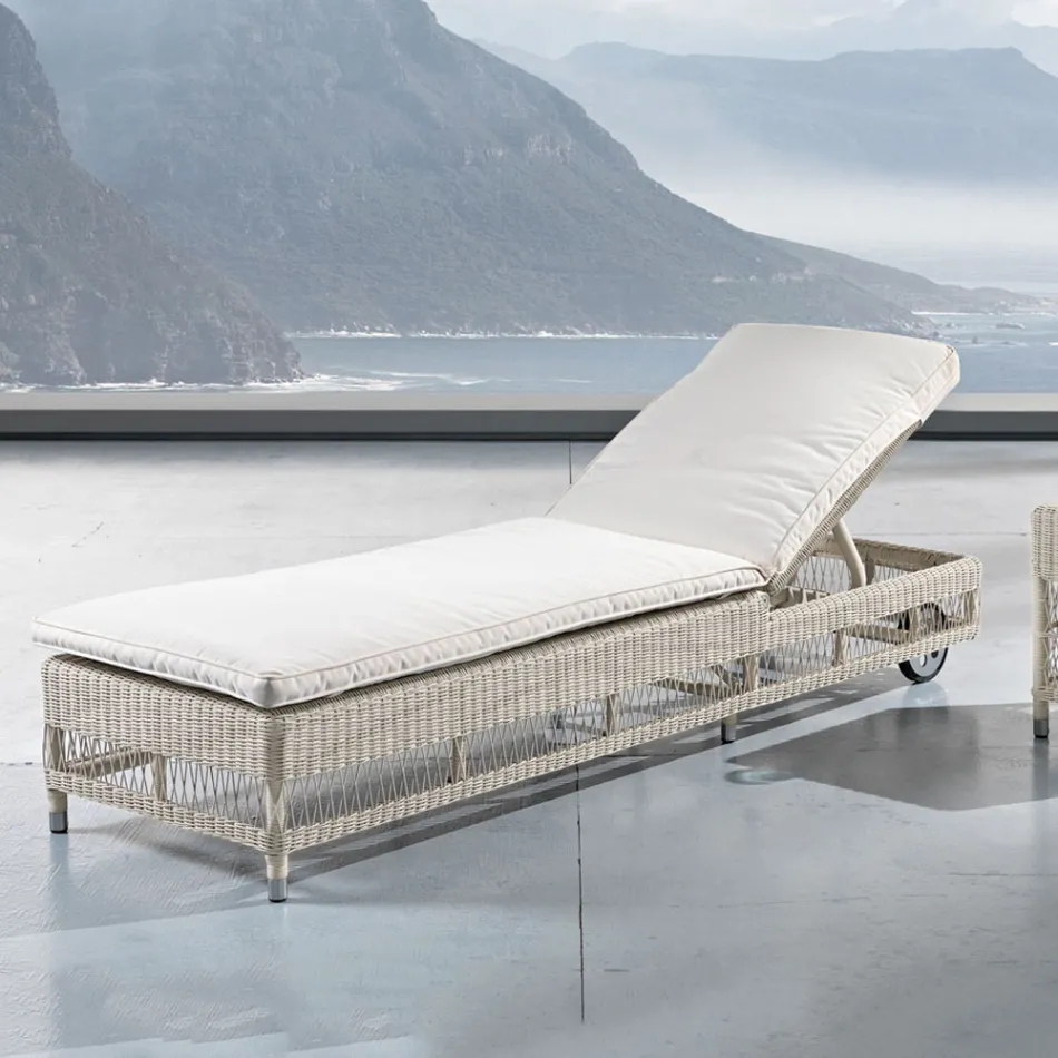 Zonnebank voor buiten met wielen in handgeweven polyrotan - Gigi Viadurini