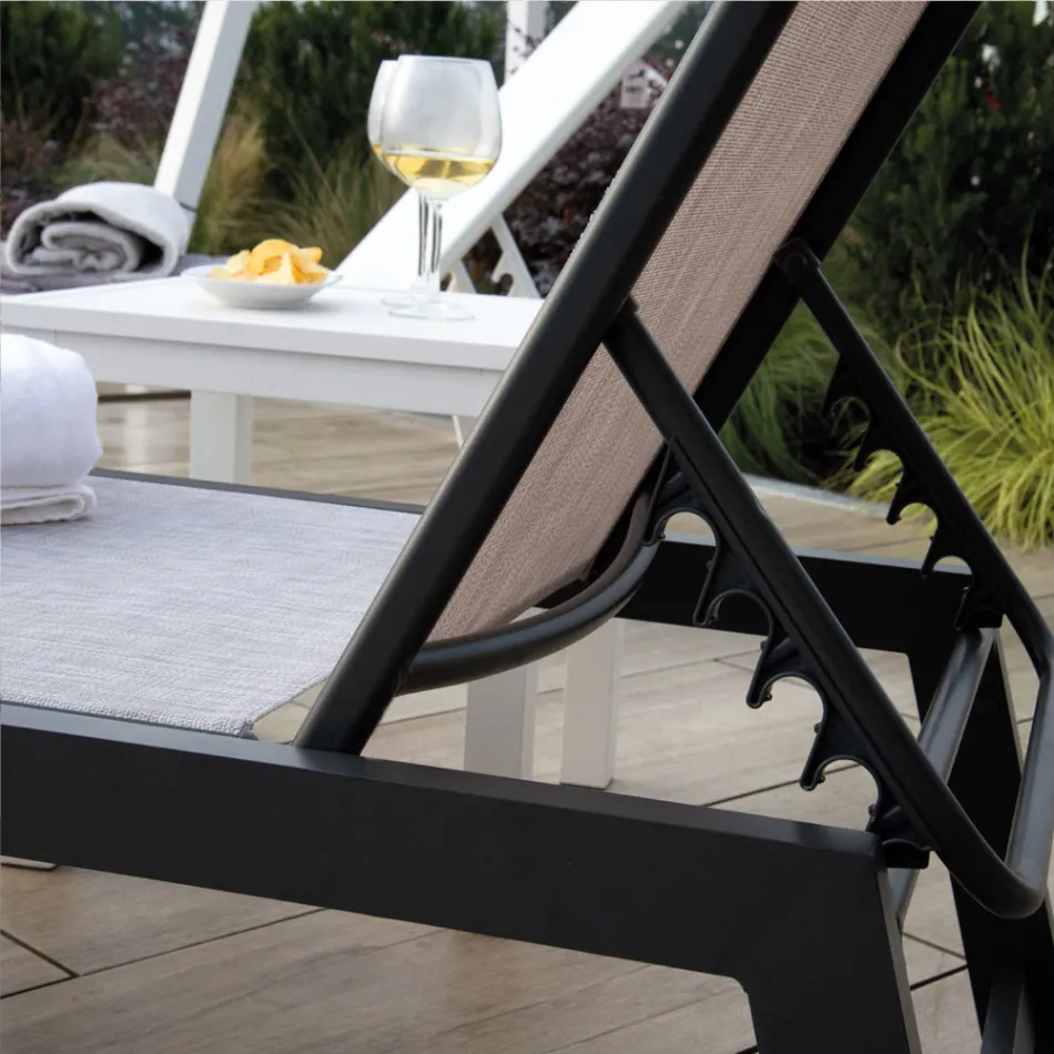 Buitenligstoel van aluminium en textilene met 2 wielen - Costume Viadurini