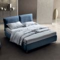 Tweepersoonsbed 160x190 met kussens die het hele hoofdeinde omsluiten - Charme