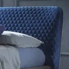 Tweepersoonsbed met gestoffeerde doos in Corolle-stof van Bolzan Viadurini