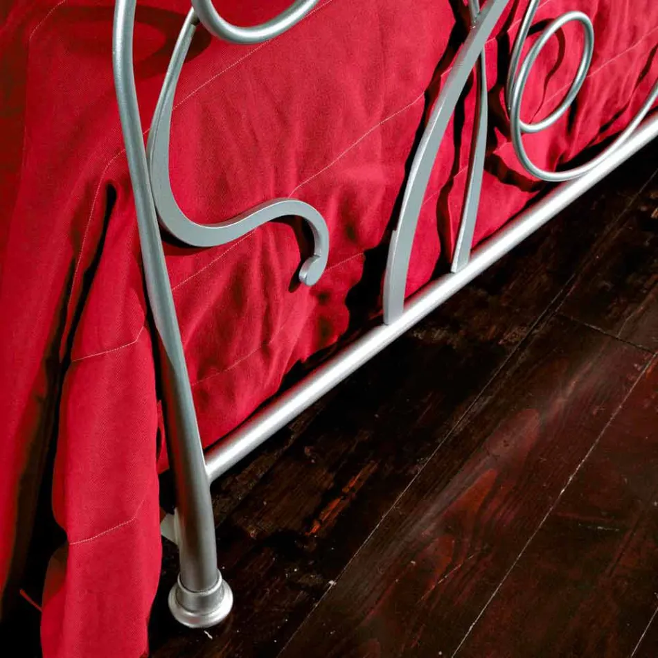 Dubbel bed in ijzer ambachtelijke met kegelvormige benen Zoe Viadurini