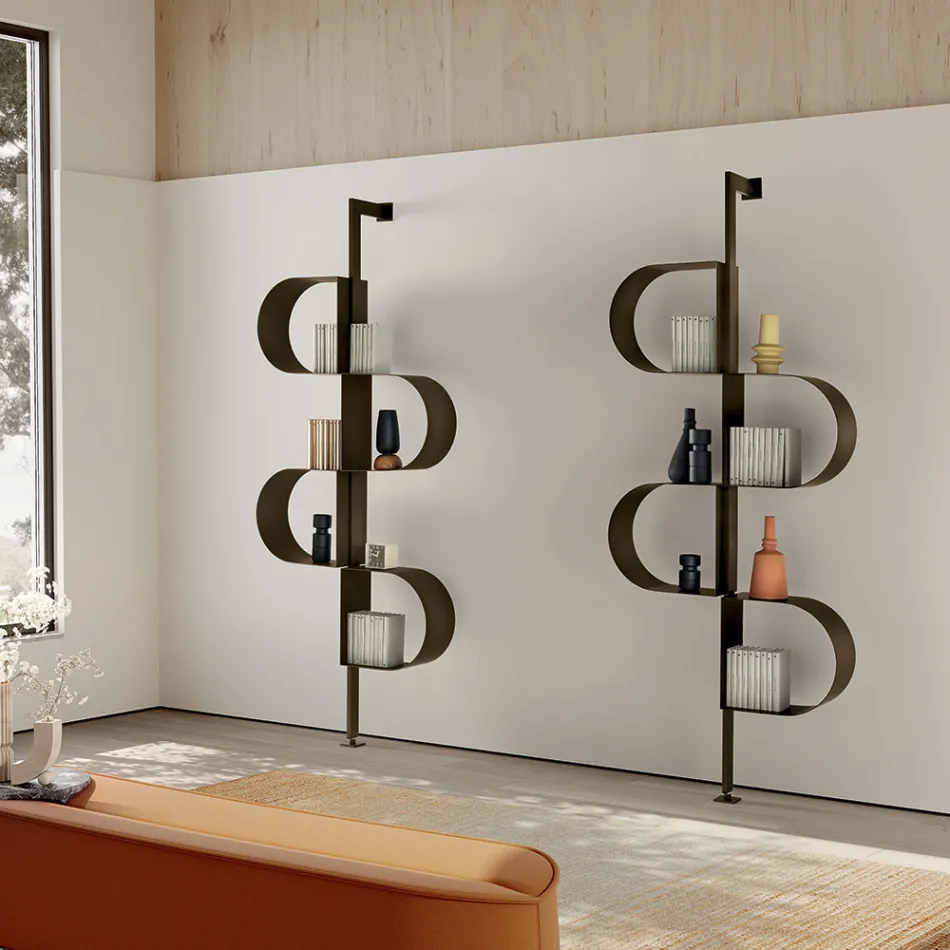 Fatima verticale boekenkast van geverfd metaal met verstelbare poten Viadurini