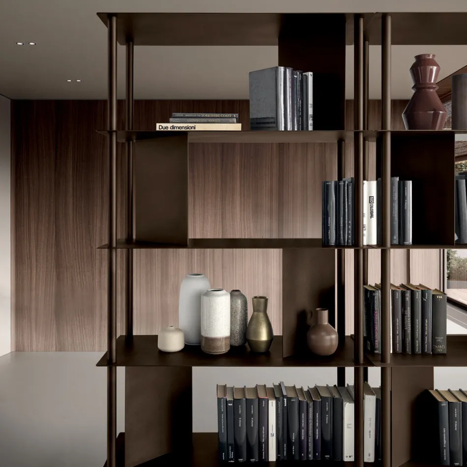 Filiberta verticale boekenkast van gelakt metaal, gemaakt in Italië. Viadurini