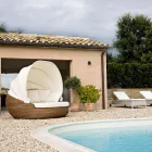 Ligstoel voor in de tuin met luifel van polyrotan - Colin Viadurini