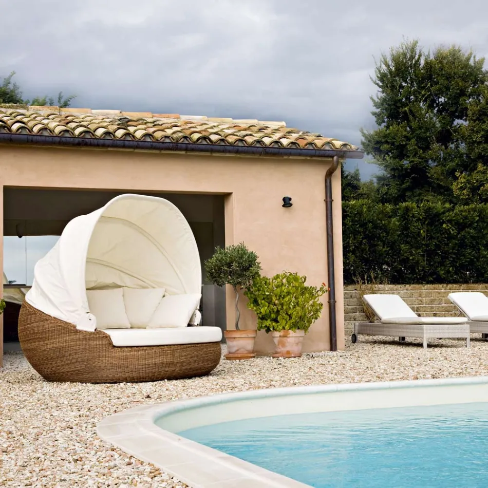 Ligstoel voor in de tuin met luifel van polyrotan - Colin Viadurini