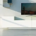 Dressoir in wit Mdf met glazen kast en plintvoet Made in Italy - Kisha Viadurini