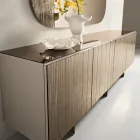 Vierdeurs dressoir van melamine en gecoat gestreept glas, gemaakt in Italië - Ninfa Viadurini