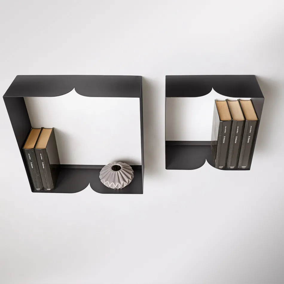 Metalen plank in twee maten en drie kleuren met gebogen details - Thalia Viadurini