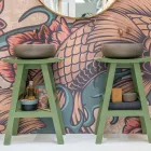 Vrijstaande badkamerkast met teakhouten afwerking en grote groene plank - Raomi Viadurini