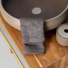 Vrijstaande badkamerkast in natuurlijk teakhout met grijze kleurondersteuning - Gatien Viadurini