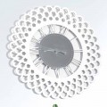 Witte houten wandklok groot en modern bloemmotief - Gerbera